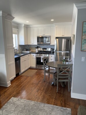 Fridge, microwave, oven, stovetop - NEW Coronado Village Charmer Walk to every where /Pr. Garage. (Coronado)
