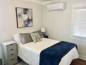 2 chambres, fer et planche à repasser, lit de bébé portatif