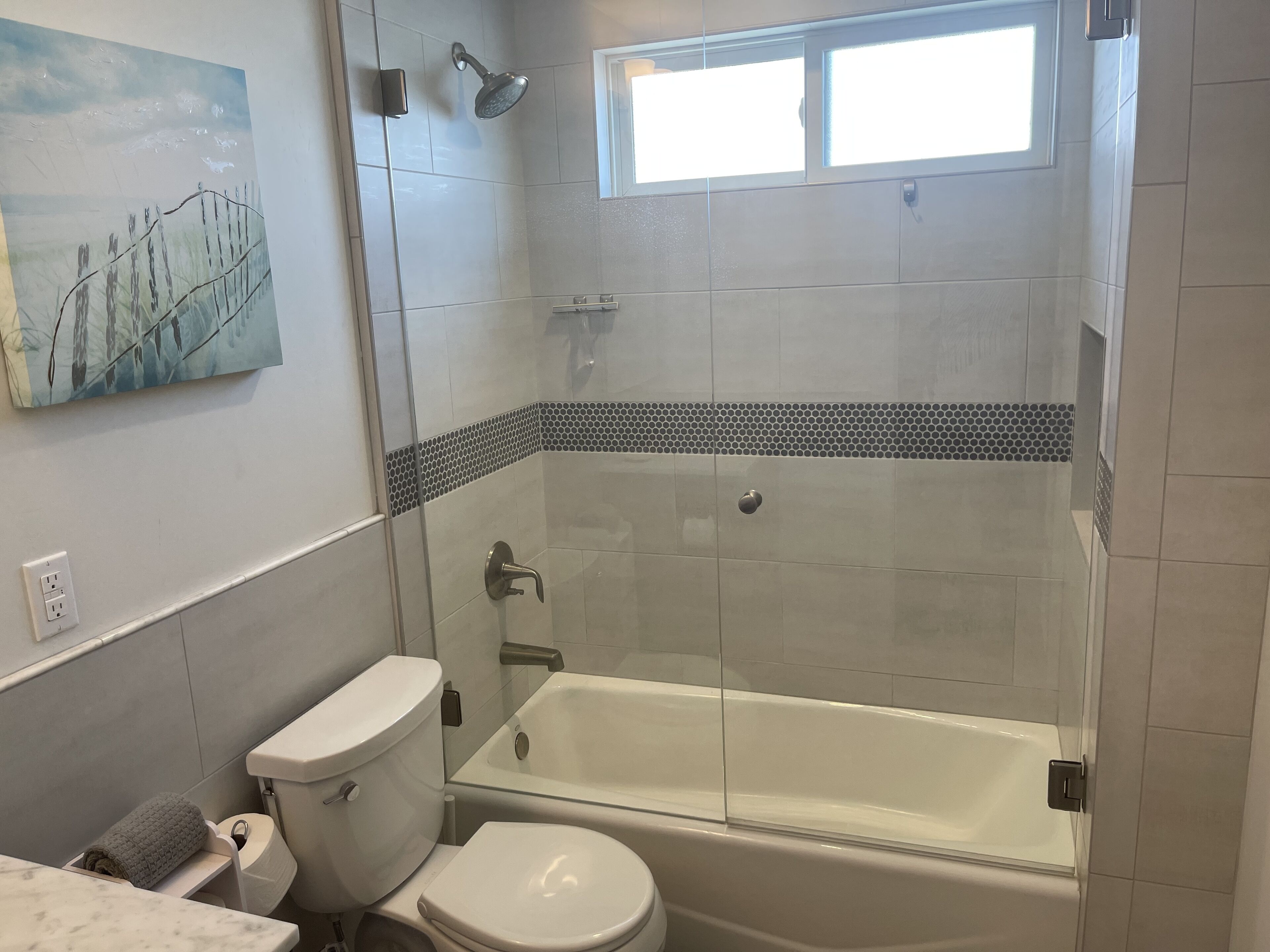 Un baño con inodoro, bañera y ducha.