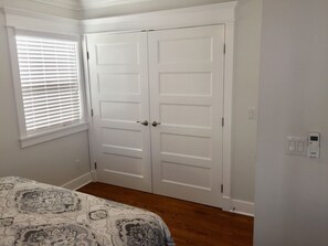 2 bedrooms, iron/ironing board, travel cot, free WiFi - NEW Coronado Village Charmer Walk to every where /Pr. Garage. (Coronado)