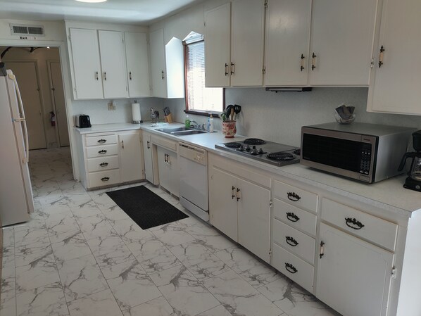 Fridge, microwave, oven, stovetop - Adventure awaits in this beautiful home just minutes from Zion National Park (Hurricane)