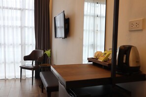 Double Room (Free Netflix) | Individually decorated, individually furnished, desk, blackout drapes - Goodnight Poshtel (Hat Yai)