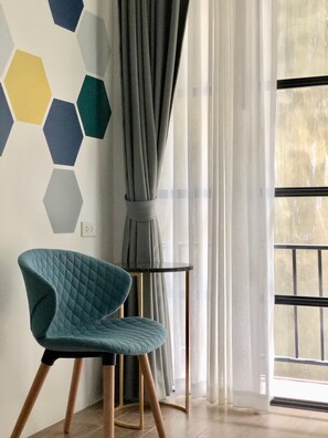 Twin Room (Free Netflix) | Decoración individual, mobiliario individual, escritorio