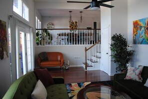 TV, books - Spacious, beautifully designed, spectacular views, awesome pool. (Nashville)