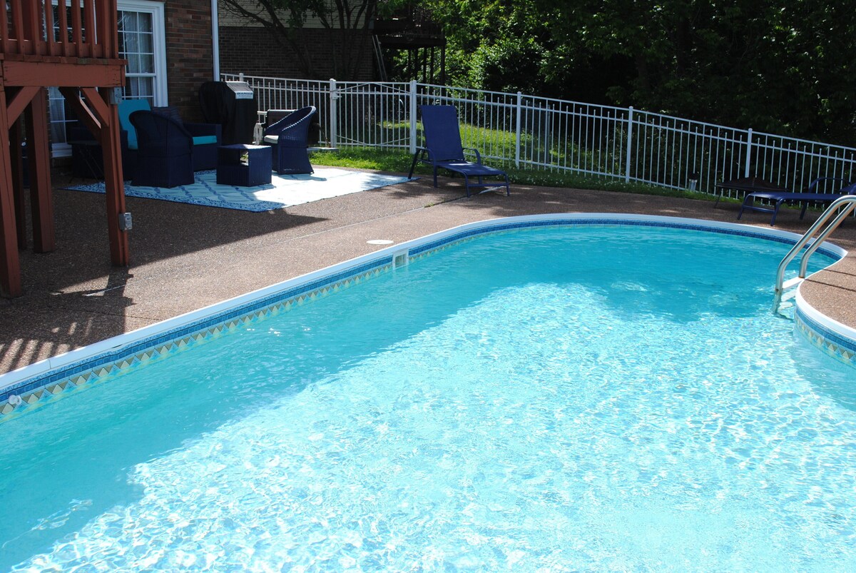 Spacious, beautifully designed, spectacular views, salt water pool.