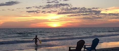 Beach nearby, sun-loungers, beach towels