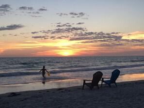 Beach nearby, sun loungers, beach towels