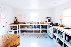 Fridge, oven, stovetop, coffee/tea maker