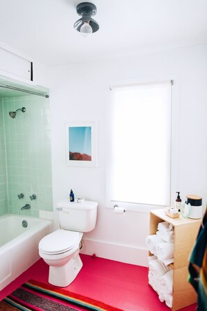Combined shower/bathtub, hair dryer, towels, soap