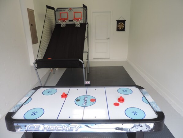 House, 6 Bedrooms | Game room