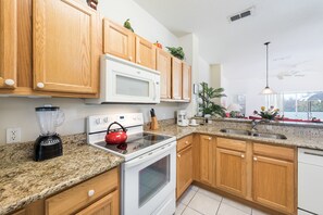 Townhome, 3 Bedrooms | Private kitchen