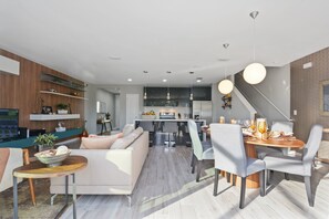 Townhome, 4 Bedrooms | In-room dining