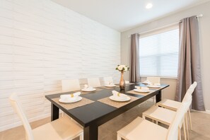 House, 4 Bedrooms | In-room dining