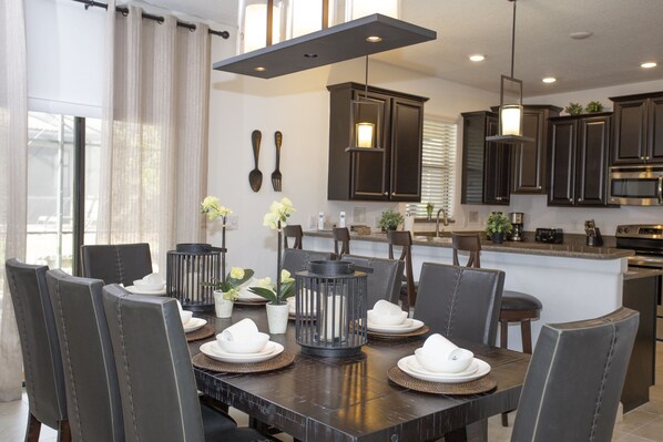 House, 6 Bedrooms | In-room dining