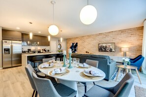 Townhouse, 4 soverom | Spiseområde på rommet