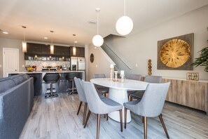 In-room dining - Le Reve 4449 (Kissimmee)