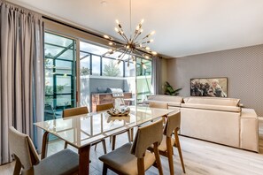 Stadtwohnung, 4 Schlafzimmer | Essbereich im Zimmer