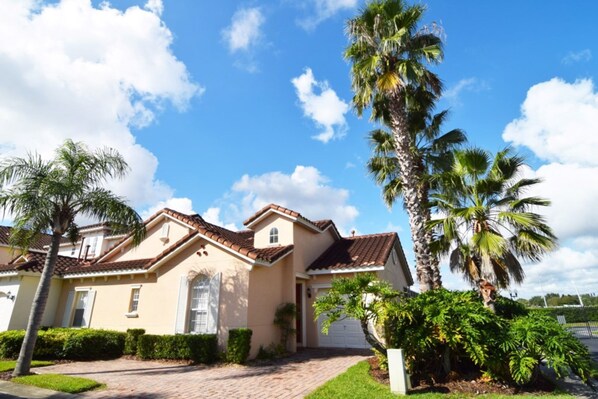 House, 3 Bedrooms | Front of property