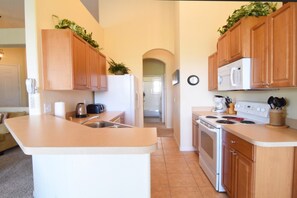 House, 3 Bedrooms | Private kitchen