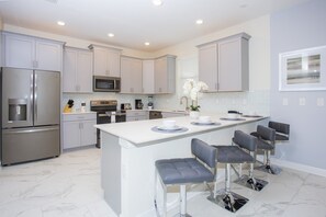 House, 6 Bedrooms | Private kitchen