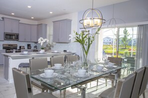 House, 6 Bedrooms | In-room dining