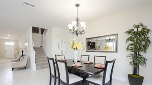 Casa, várias camas | Opções para refeição no quarto