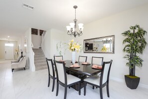 House, Multiple Beds | In-room dining