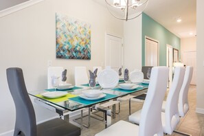 Maison en rangée, 5 chambres | Repas dans la chambre