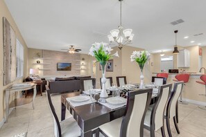 House, 5 Bedrooms | In-room dining