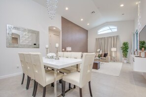 House, 4 Bedrooms | In-room dining