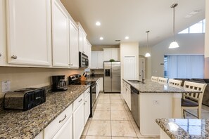 House, 5 Bedrooms | Private kitchen