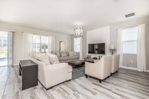 House, 6 Bedrooms | Living area