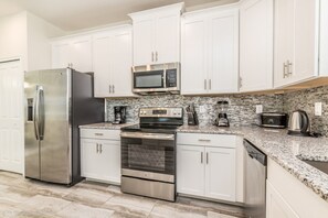 House, 6 Bedrooms | Private kitchen