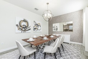 House, 6 Bedrooms | In-room dining