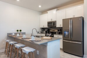Townhome, 5 Bedrooms | Private kitchen