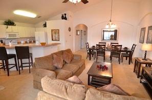 House, 4 Bedrooms | Living area