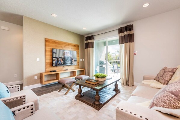 Casa, varias camas | Área de sala de estar | Televisión de pantalla plana y videojuegos 