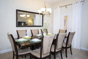 Stadtwohnung, 4 Schlafzimmer | Essbereich im Zimmer