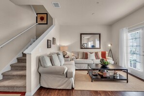 Pientalo, 4 makuuhuonetta | Oleskelualue | Taulutelevisio