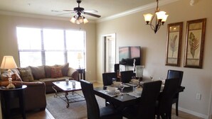 Condo, 3 phòng ngủ | Khu phòng khách