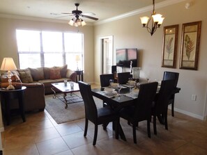 Condo, 3 quartos | Área de estar | TV LED