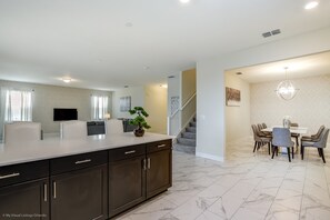 Villa, 6 Bedrooms | In-room dining