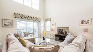 House, 5 Bedrooms | Ruang tamu