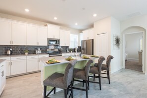 House, 5 Bedrooms | Private kitchen - Champions Gate 1593 (Davenport)