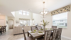 House, 5 Bedrooms | Makan dalam bilik