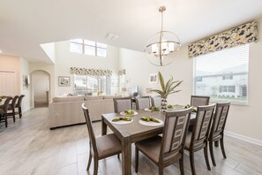 House, 5 Bedrooms | In-room dining