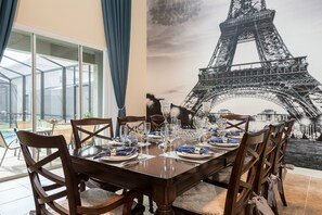 Maison, 5 chambres | Repas dans la chambre