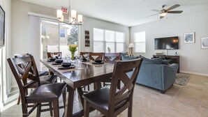 Resortwoning, 4 slaapkamers | Dineren in de kamer