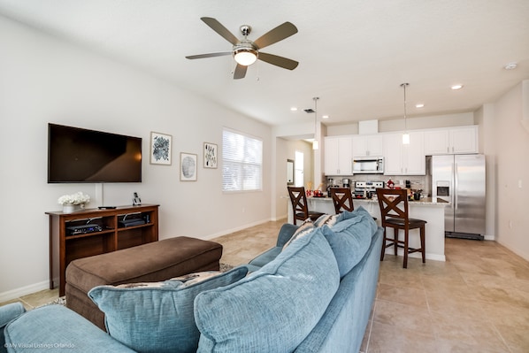 Townhome - 4 sovrum | Vardagsrum | Platt-tv
