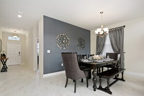 House, 5 Bedrooms | In-room dining